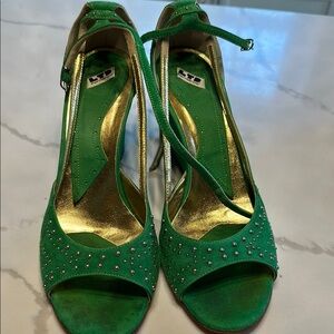 Elegant Green Heels with Gold Accents